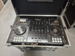 Denon MCX8000 met magma flightcase